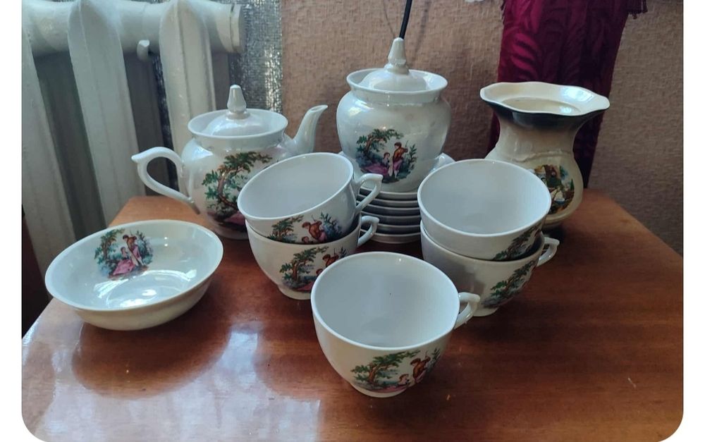 Чайні, кавові, молочні, супні сервізи.