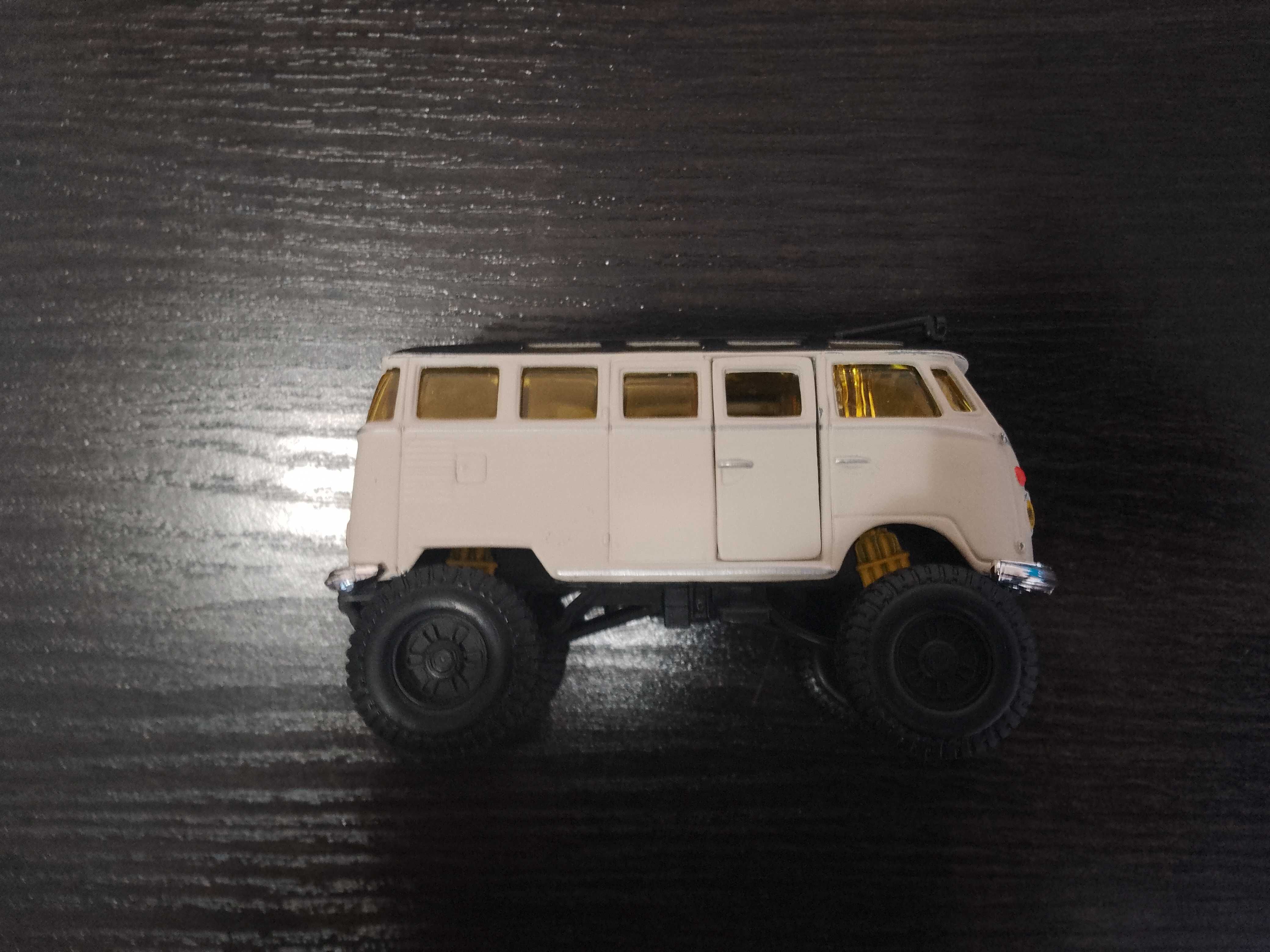 Maisto 4X4 Rebels Volkswagen Van "Samba" Samochód 1:40 - UNIKAT