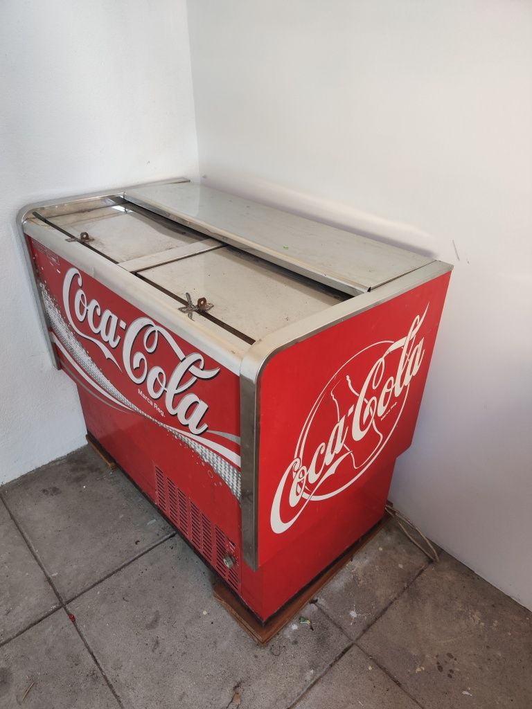 Arca frigorífica da Coca-Cola a funcionar