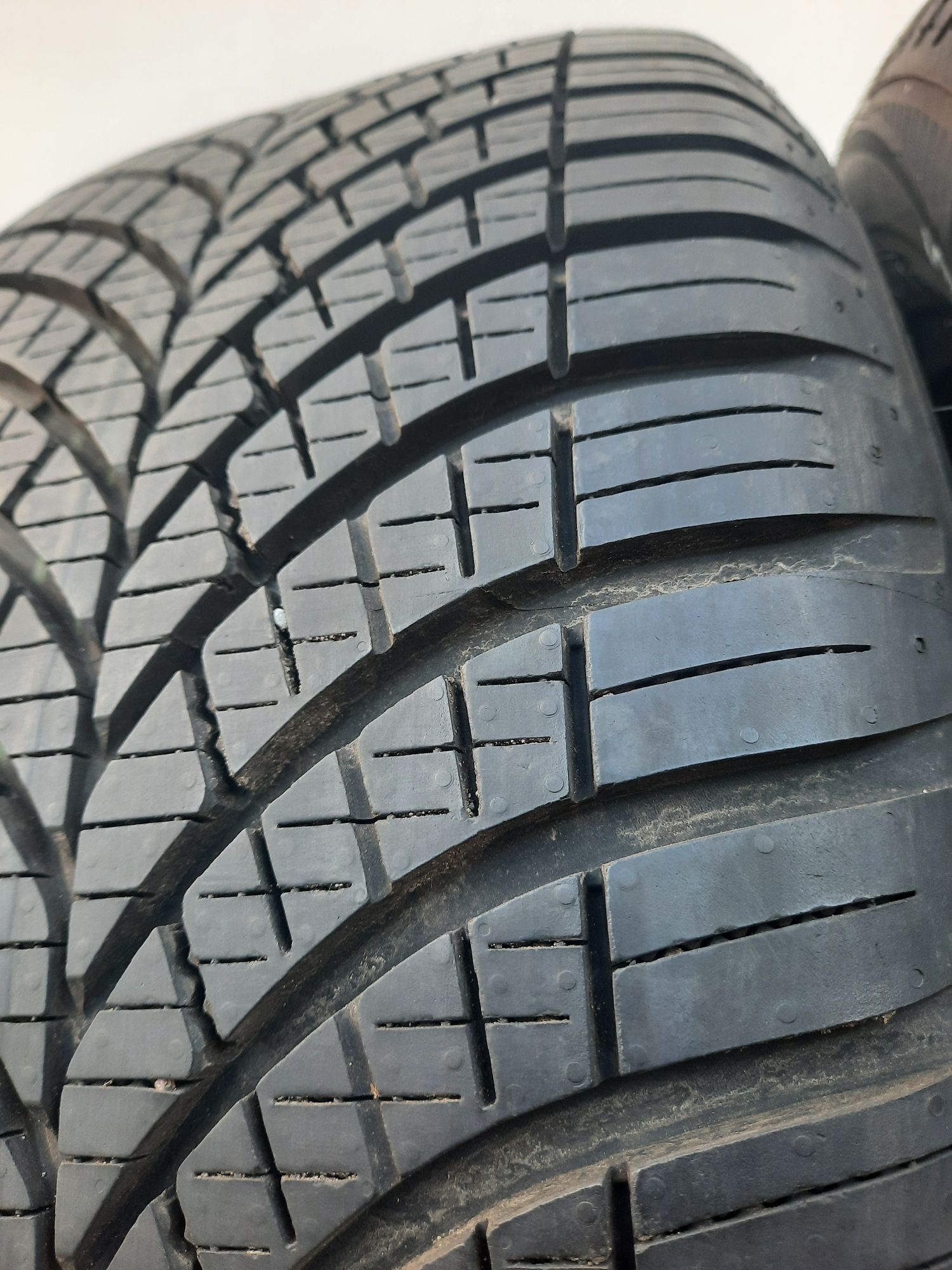 2 opony 215/45 R17 Goodyear Vector4seasons gen3 8mm 2024r