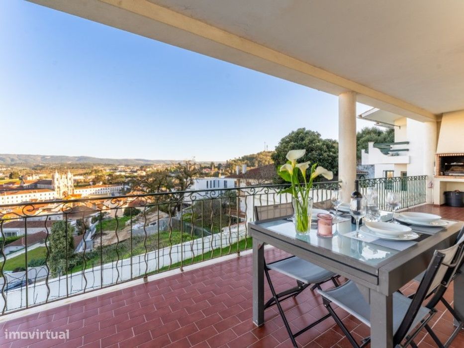 Moradia com vista panorâmica sobre o Mosteiro Alcobaça e a serra