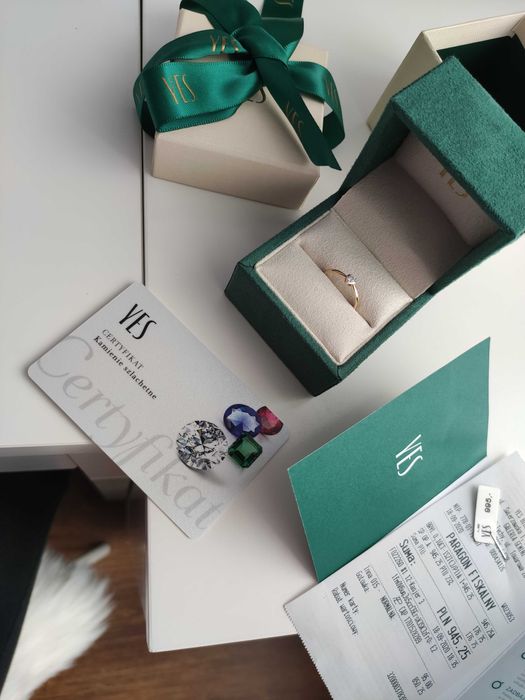 Pierścionek z diamentem