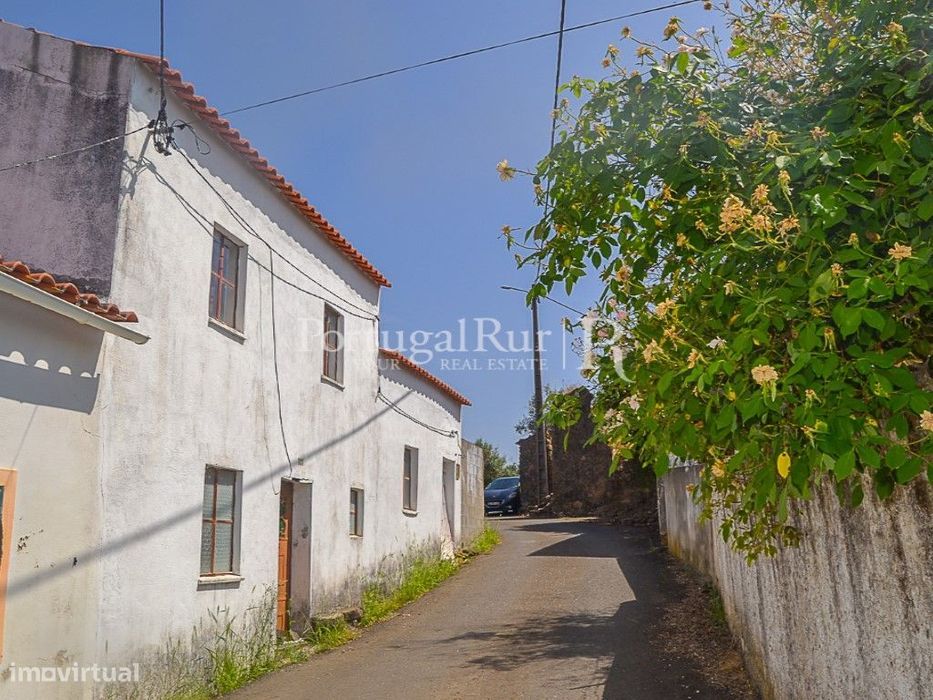 Casa de Habitação com Anexos, Terreno de Cultivo e Proximidade a Pr...