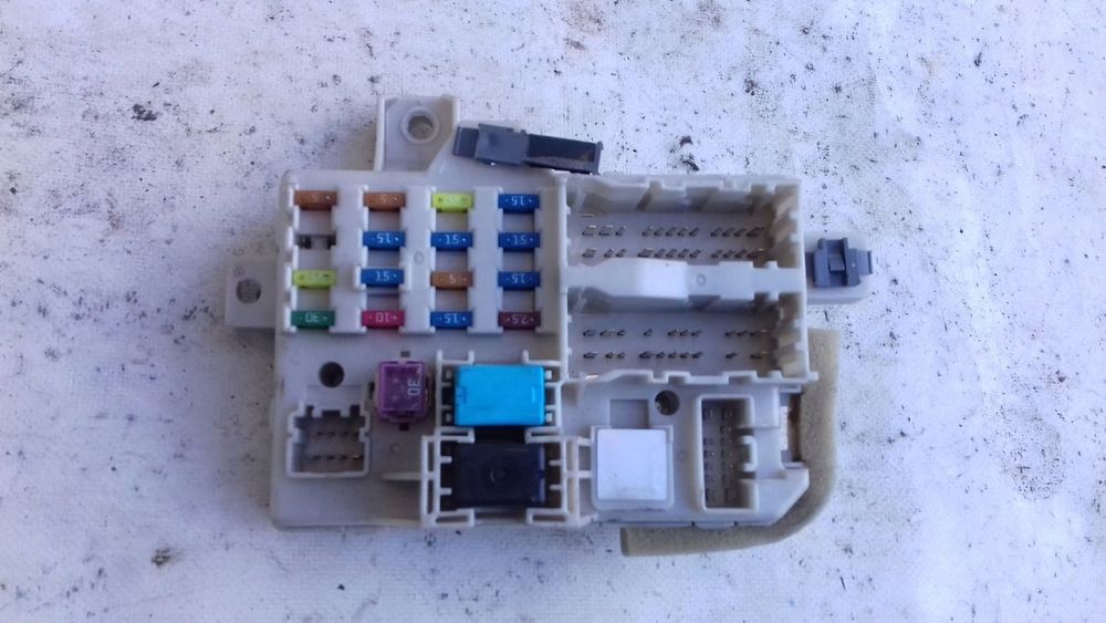 MODUŁ BCM SKRZYNKA BEZPIECZNIKÓW MAZDA 6 GG GY 2.0 16V 02-05