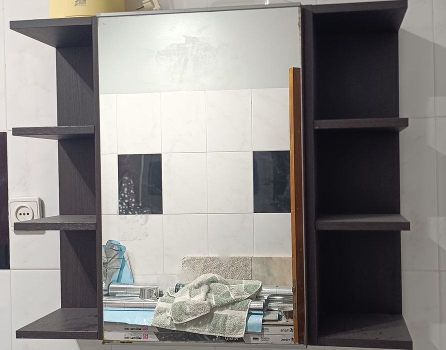 Espelho de parede com armário