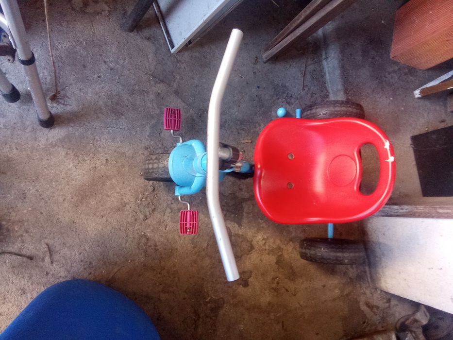Duas bikes criança. Uma Chicco.