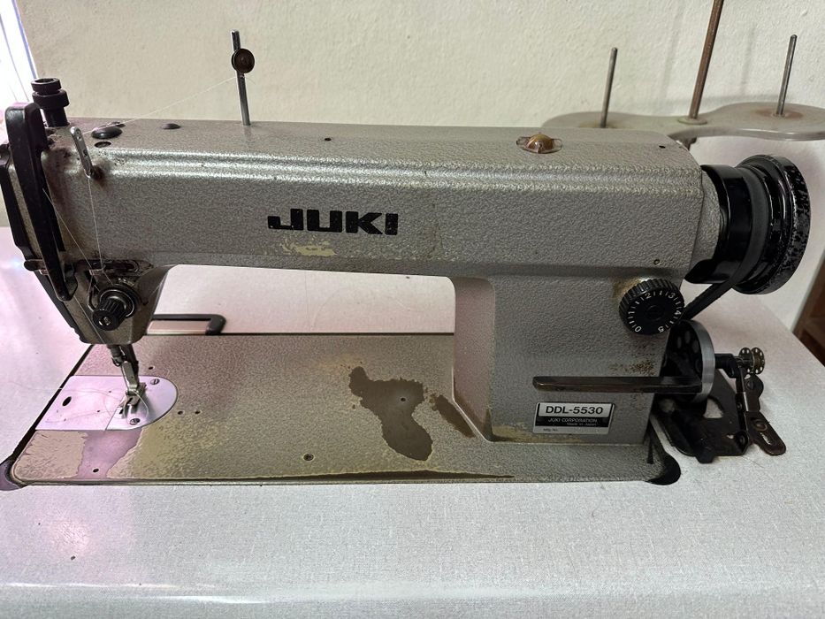 JUKI Maquina de corte e costura e de corte recto