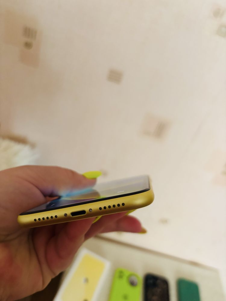 IPhone 11  / 126 ГБ/ гарний стан/жовтого кольору/5 чохлів в подарунок