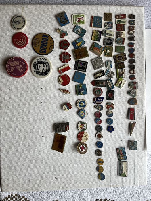 Przypinki szpilki stare lata od 30' do 90'