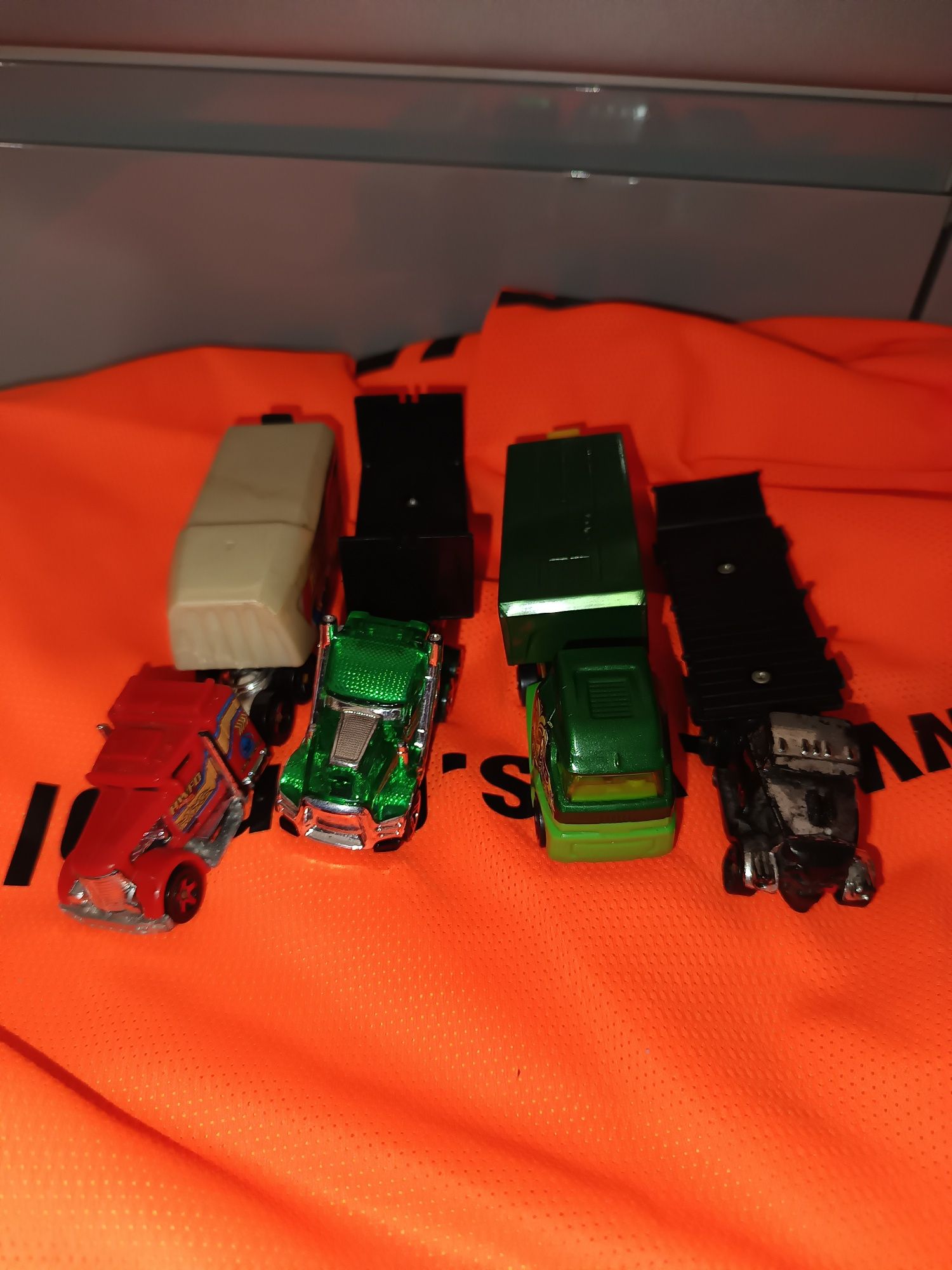 4 modele ciężarówek z naczepami od Hot wheels