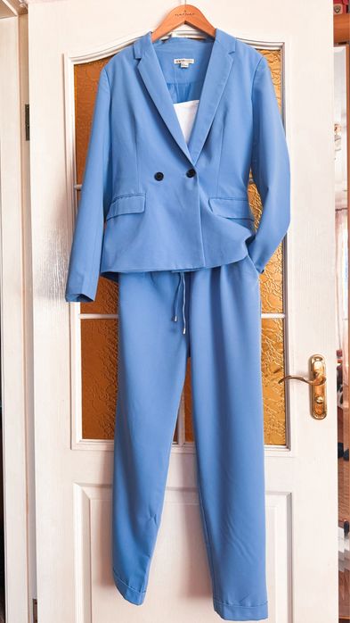 Продам костюм женский,пиджак и брюки !