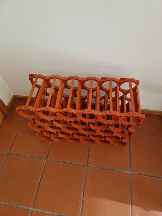 Garrafeira empilhável em PVC para 30 garrafas