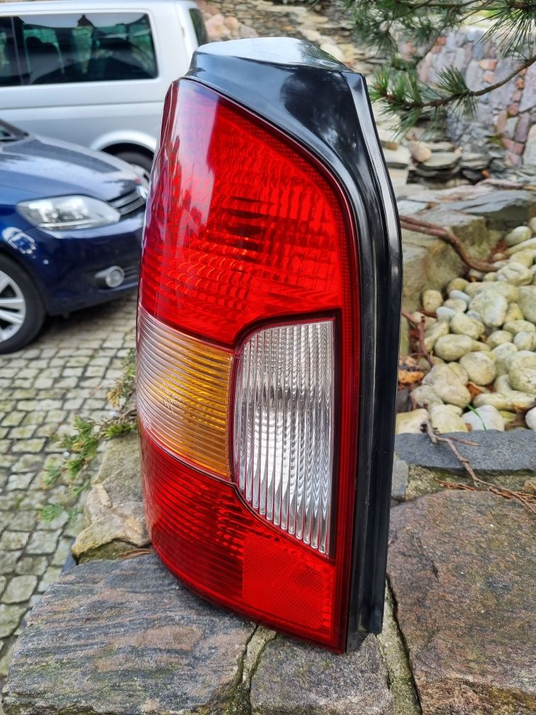 hyundai trajet lampa tylna lewa lewy tył