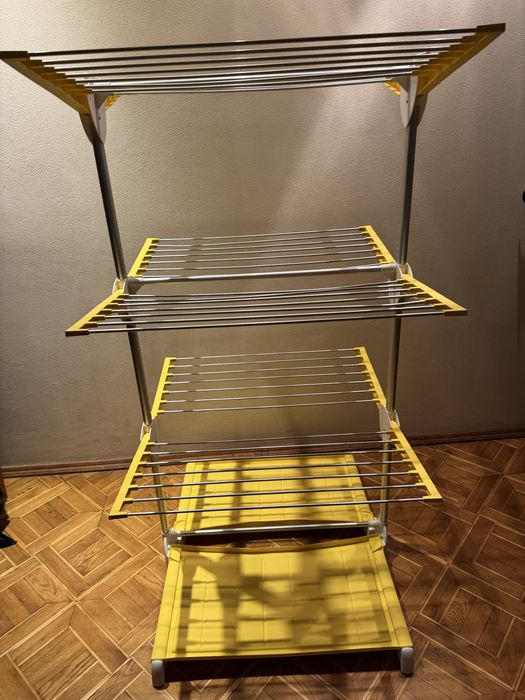 Розкладна сучасна сушка для одягу.