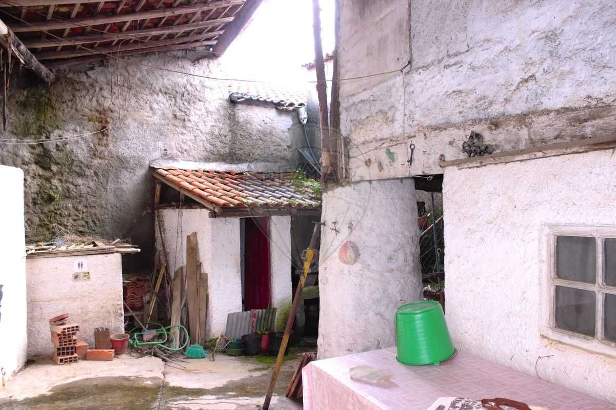 Duas Moradias com Terraço, em Semide