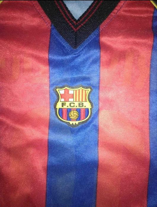 Vendo Camisola Oficial do Barcelona Pequena com nome do mítico Rivaldo