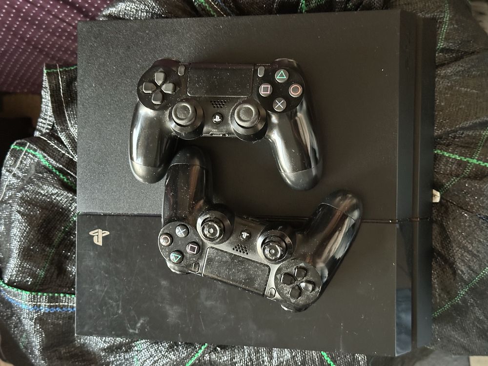 PlayS4 500gb com dois comandos