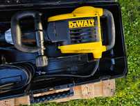 młot wyburzeniowy DEWALT D25899K rok 2023 z walizką stan BDB 17,9j