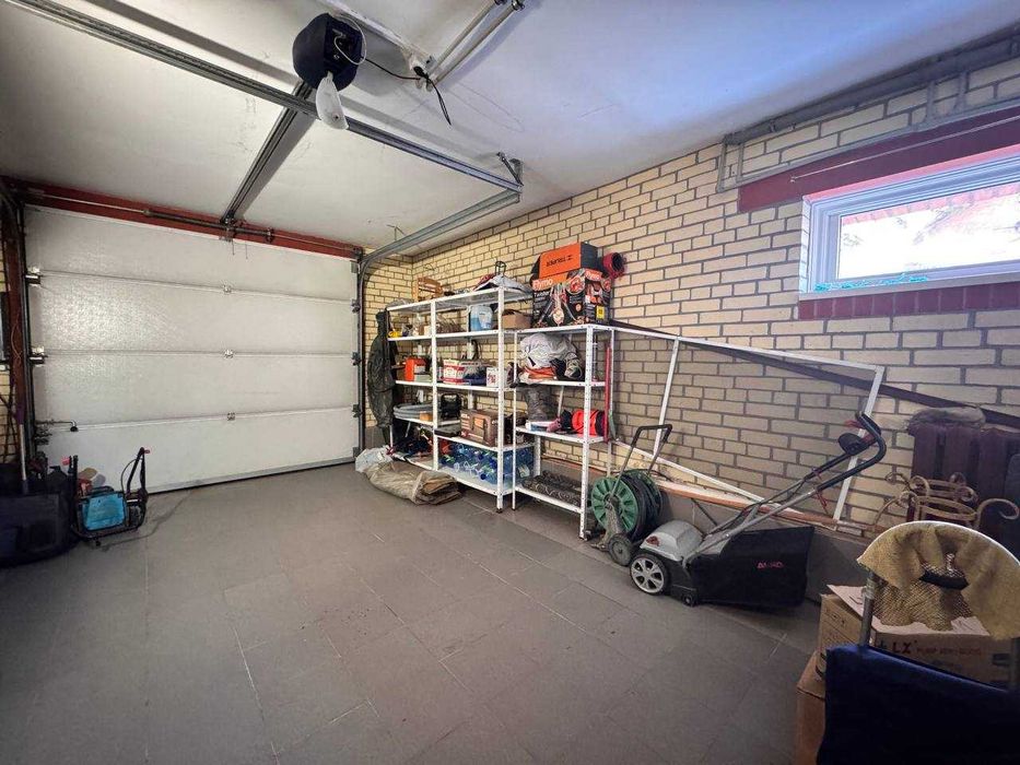 Продаж будинку з басейном. Без %
с.Чайки 
5 км до метро Житомирська