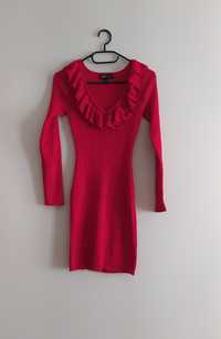 Czerwona sukienka z dekoltem