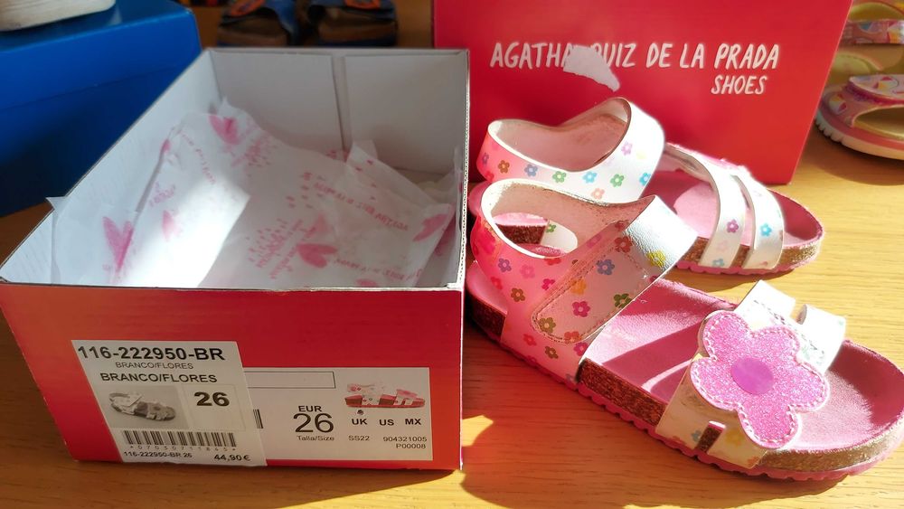 Vários pares sapatos/sandálias menina
