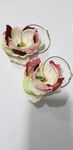 Argolas douradas com flores
