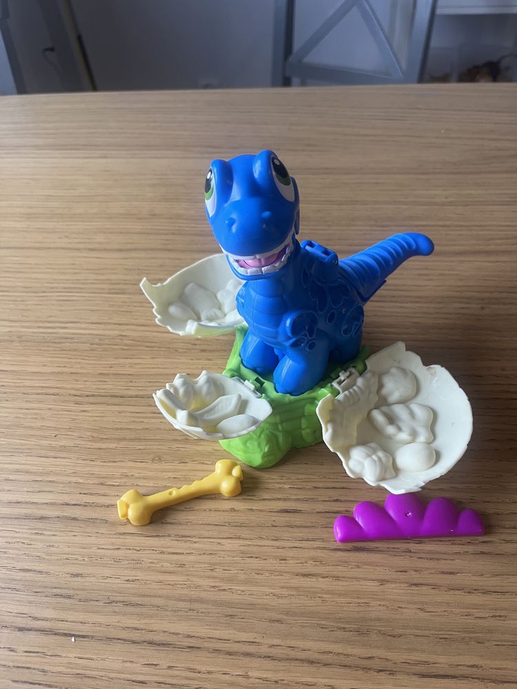 Play doh Wykluwajacy się dinozaur