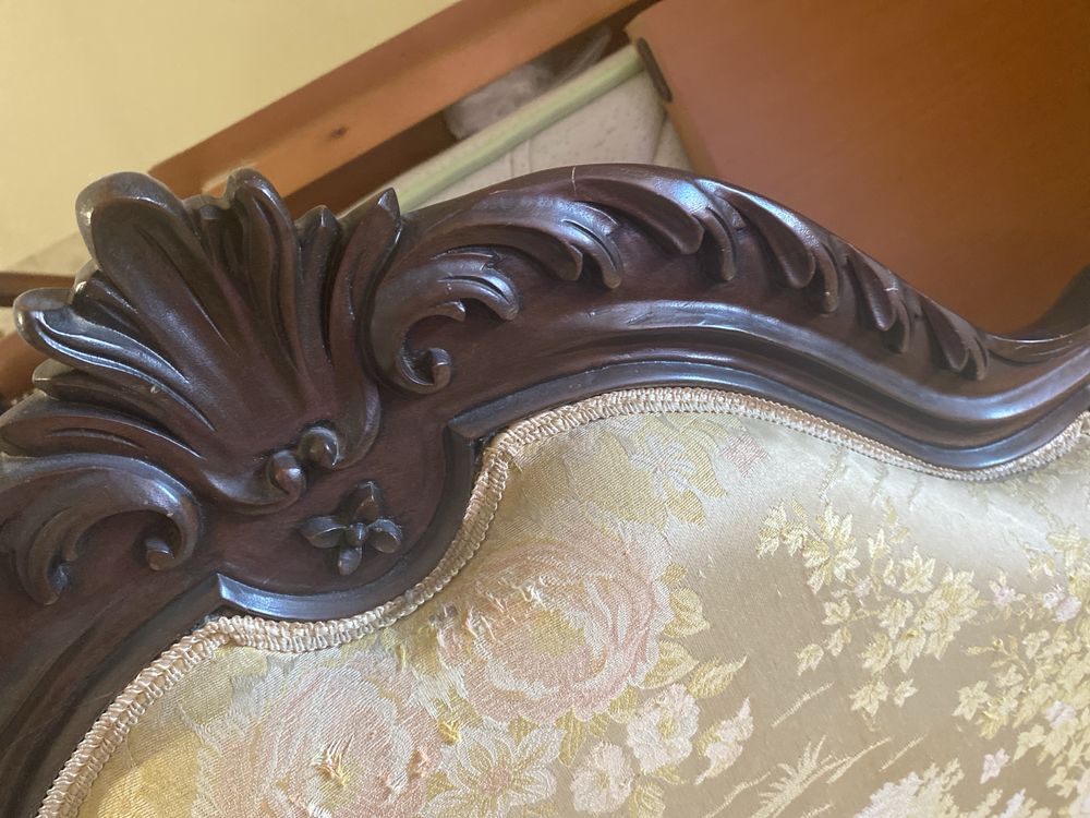 Sofa decorativo muito antigo