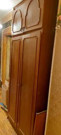 Шкаф на две двери с антрисолями и зеркалом
