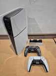 Konsola PlayStation 5 PS5 dwa pady stacja ładowania