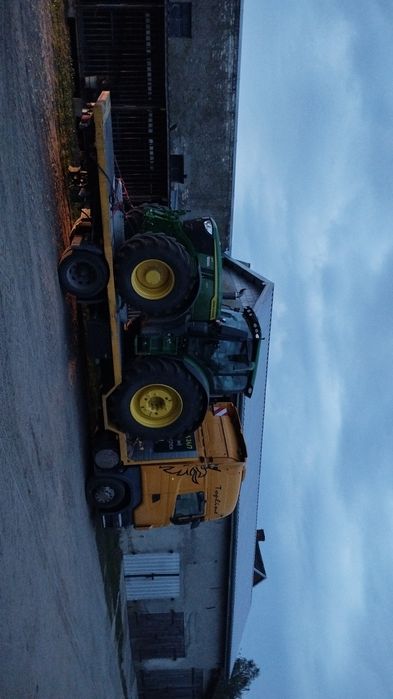 Transport maszyn rolniczych oraz budowlanych słomy i siana nisko podwo