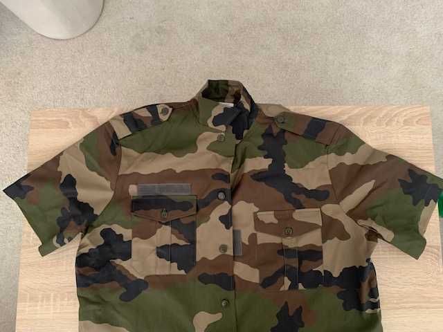 Artigos militares novos – camisas, camisola, meias