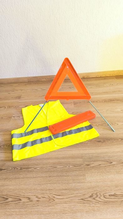 Triângulo de sinalização e colete para carro