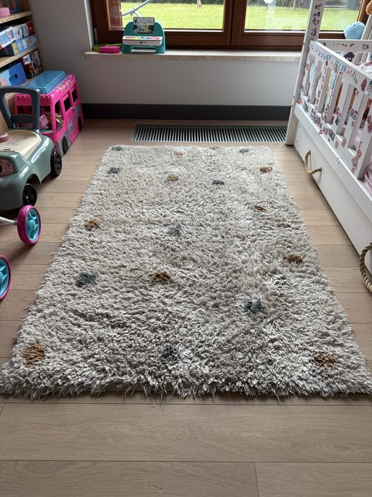 Prostokątny dywan dla dzieci w kropki Zara Home 95 x 150 cm
