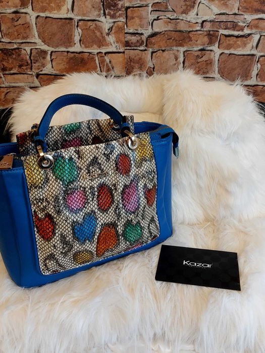 Niebieska  skórzana torebka damska z motywem skóry wężowej Marki Kazar