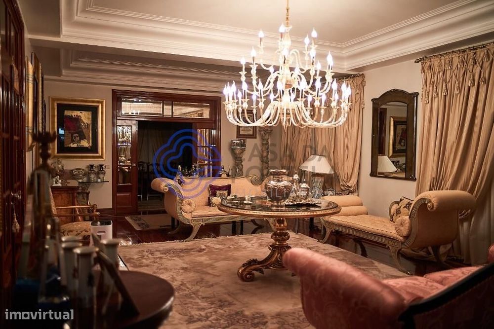 Luxuosa casa com 3 frentes, na rua principal da Praia da Vitória, ilha
