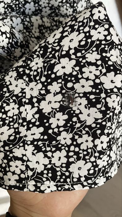 Letnia czarna sukienka w białe kwiatki z wiązaniem na plecach