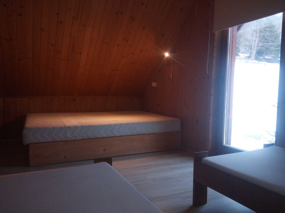 Domek w górach  nad rzeką w lesie weekend wakacje przy szlakach