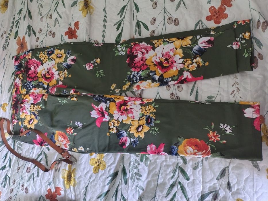 włoskie spodnie w kolorze oliwkowym i w kwiatowy wzór