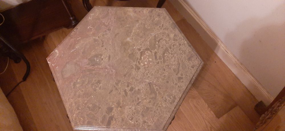 Mesa de madeira entalhada com tampo de mármore