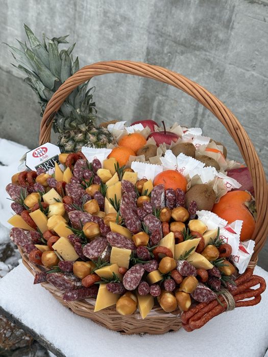 Фуд-флористичний кошик на Новий рік – подарунок