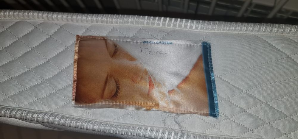 Cama de bebé e colchao