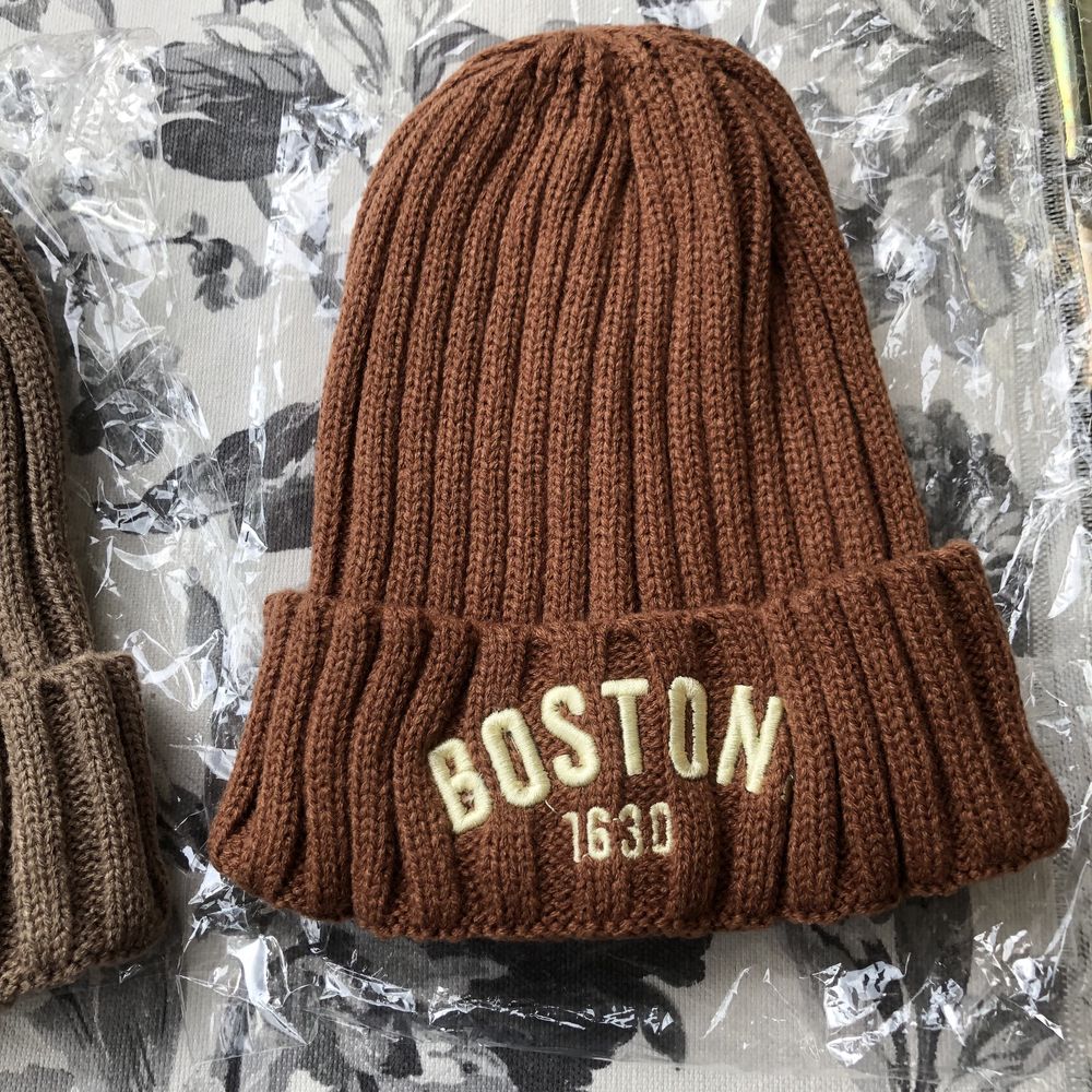 В’язана шапка з літерами Boston