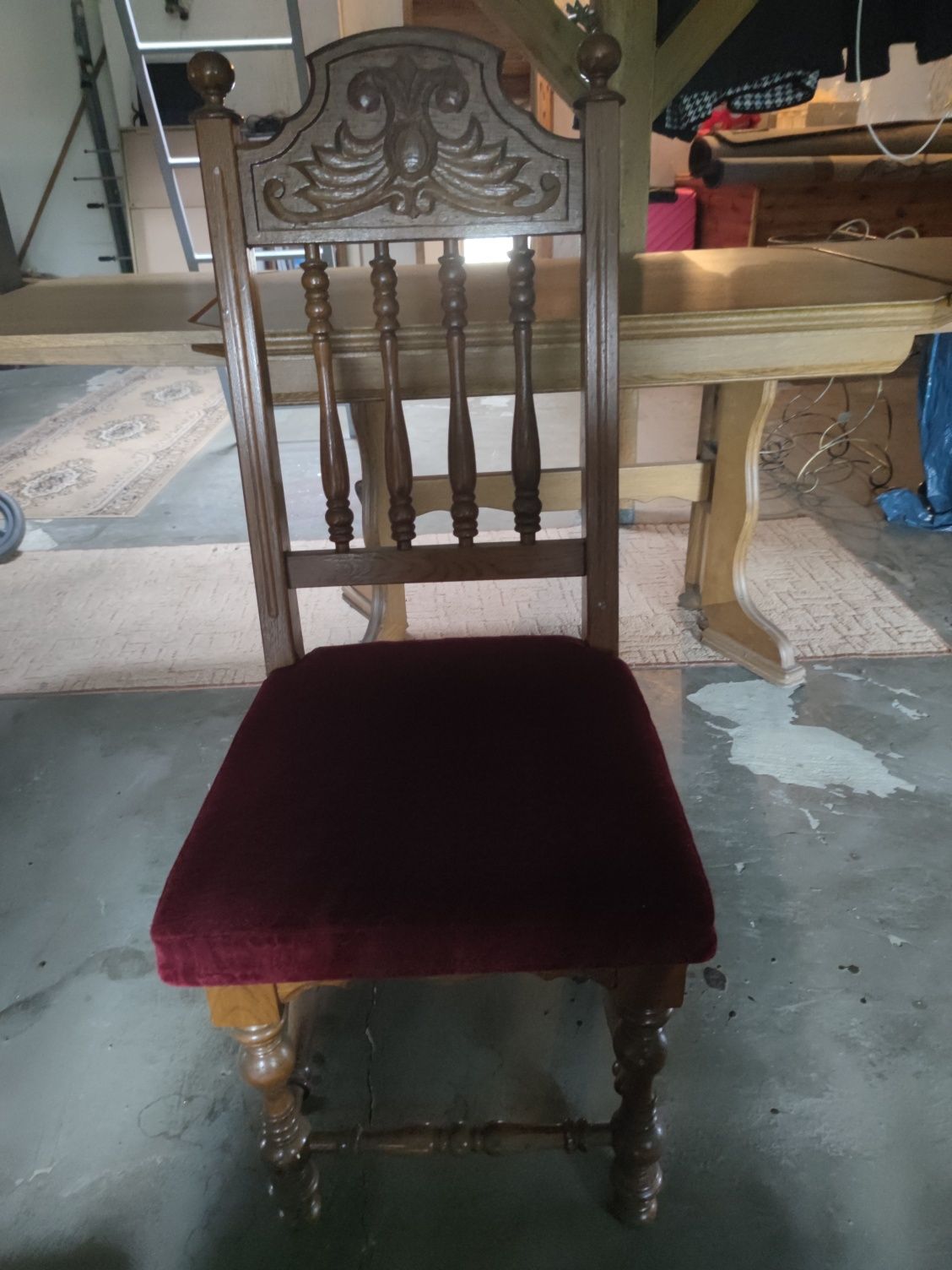 Stół drewniany i zestawem sześciu krzeseł