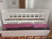 Cama tipo beliche com 2 camas e 3 gaveteiros. Ótimo estado.