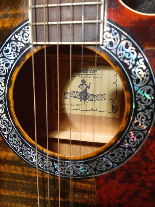 Акустическая гитара шесть струн