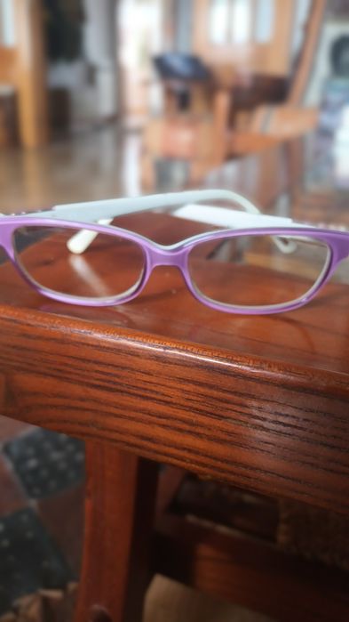 Armações marca FURLA de óculos graduados com lentes progressivas.