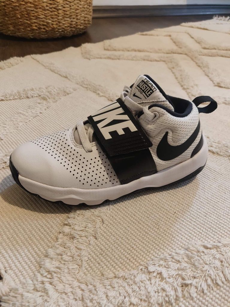 Buty Nike Team Hustle DB