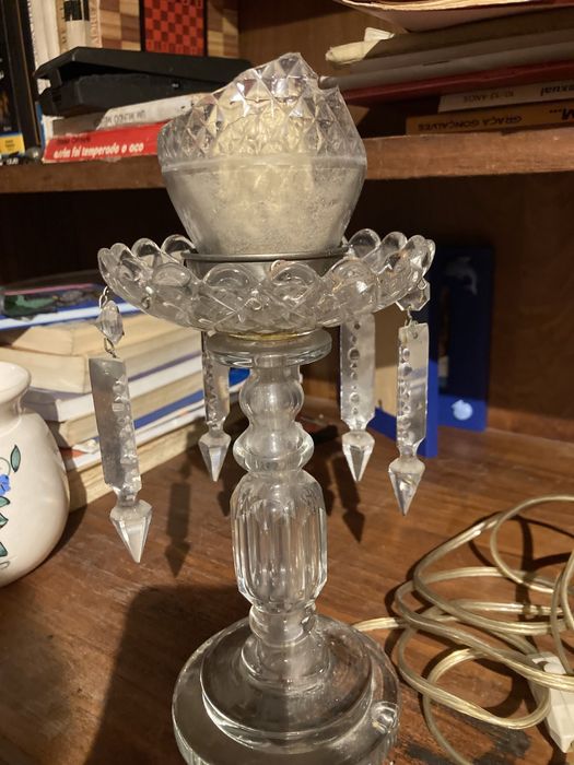 Vários abat jours e louça . Pote em plástico para açúcar.