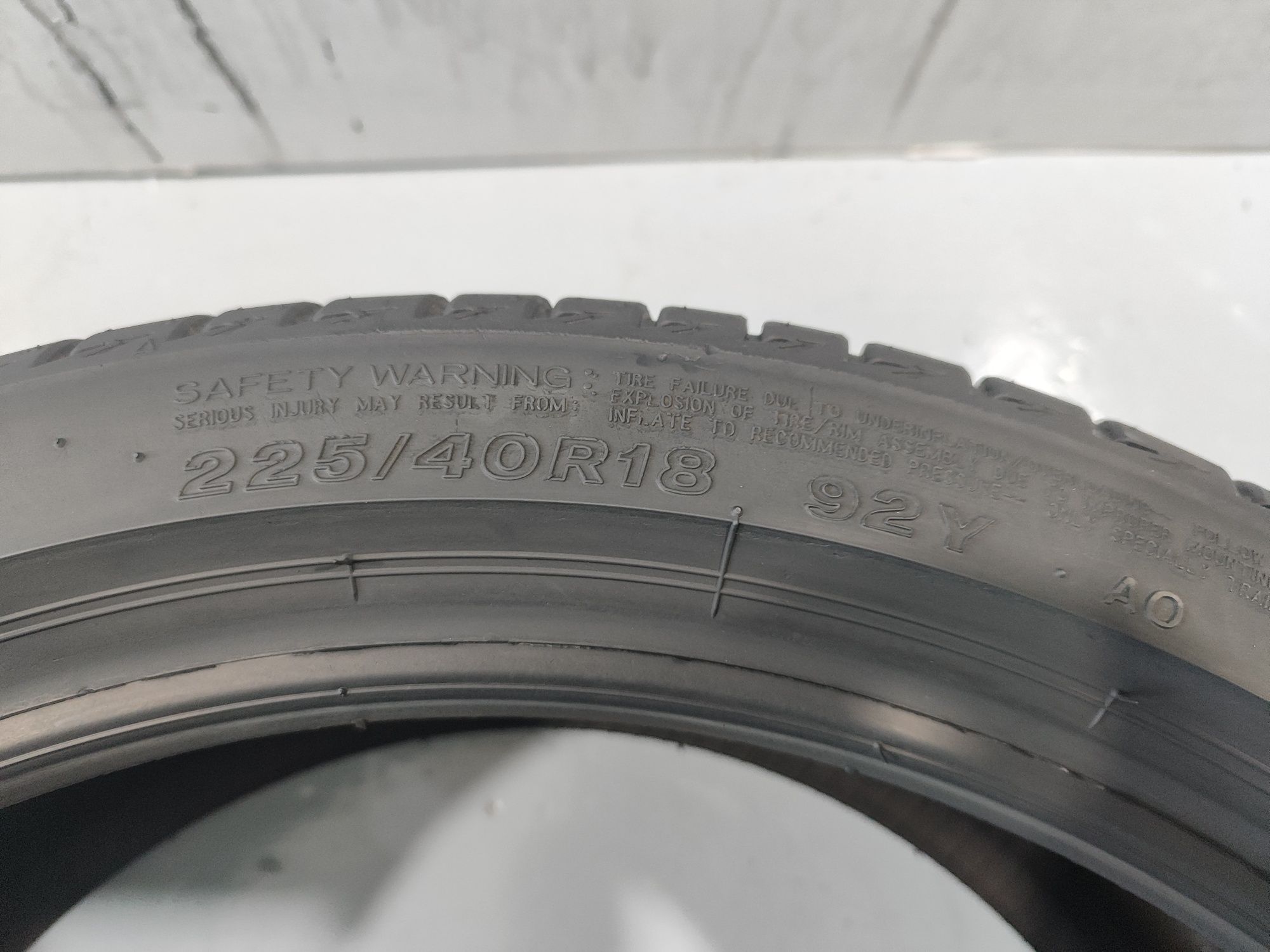 2 pneus semi novos 225-40R18 Bridgestone - Oferta dos portes